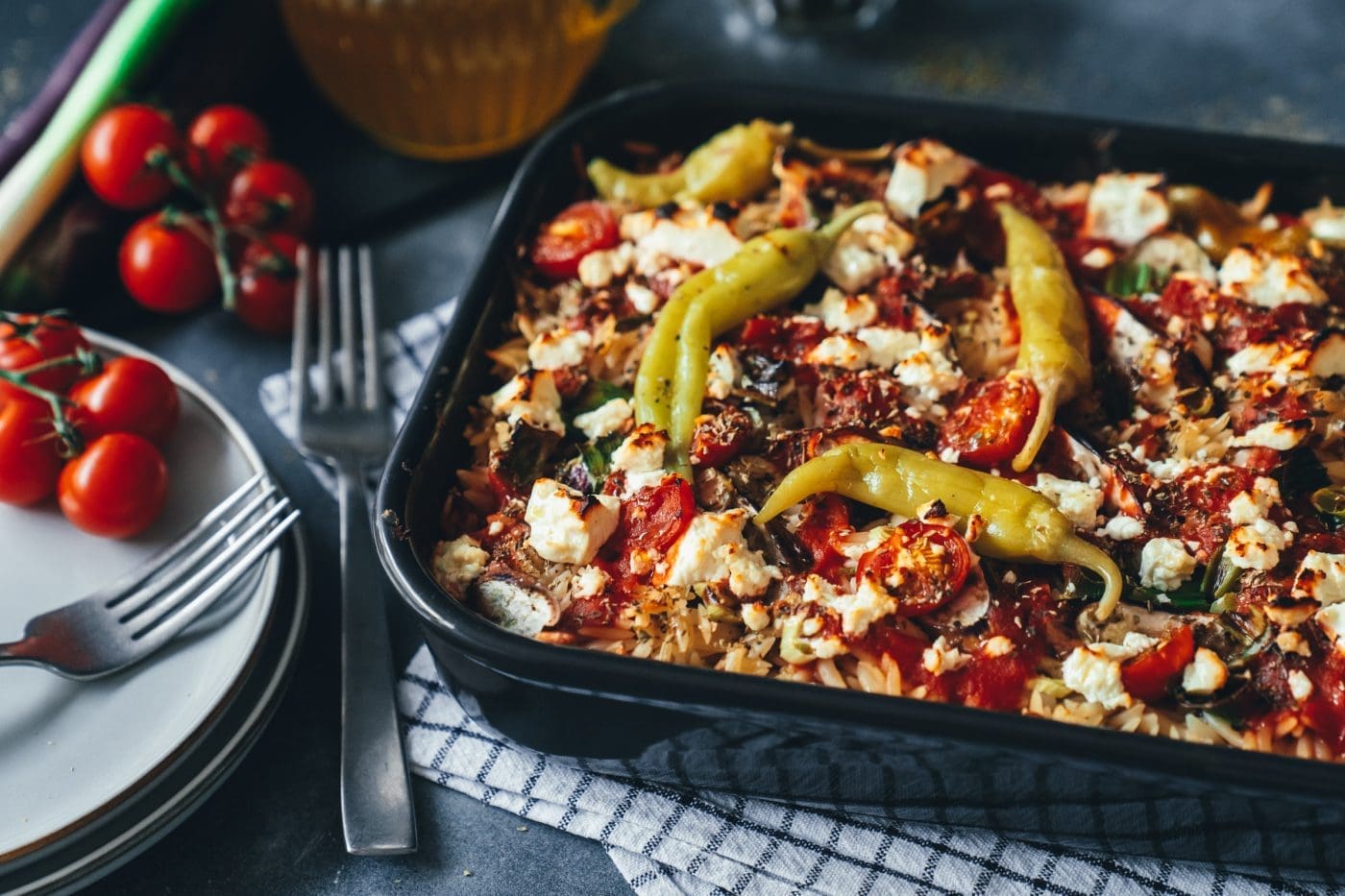 Griechisch inspirierter Feta-Nudelauflauf aus dem Ofen. Einfaches Auflauf-Rezept mit Nudeln, Gemüse und Feta für Familie und Gäste.