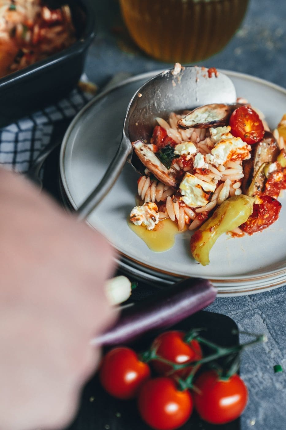Griechisch inspirierter Feta-Nudelauflauf aus dem Ofen. Einfaches Auflauf-Rezept mit Nudeln, Gemüse und Feta für Familie und Gäste.
