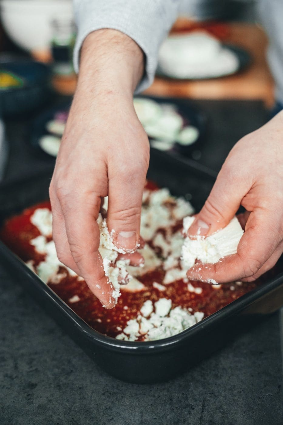 Griechisch inspirierter Feta-Nudelauflauf aus dem Ofen. Einfaches Auflauf-Rezept mit Nudeln, Gemüse und Feta für Familie und Gäste.