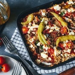 Rezept für einen schnell gemachten Nudelauflauf. Feta, Tomaten, Oregano und Peperoni machen dieses Gericht zu einem griechischen Aromenfeuerwerk. Probier es einfach aus!