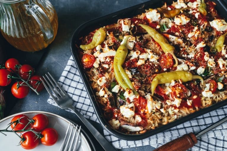 Griechisch inspirierter Feta-Nudelauflauf aus dem Ofen. Einfaches Auflauf-Rezept mit Nudeln, Gemüse und Feta für Familie und Gäste.