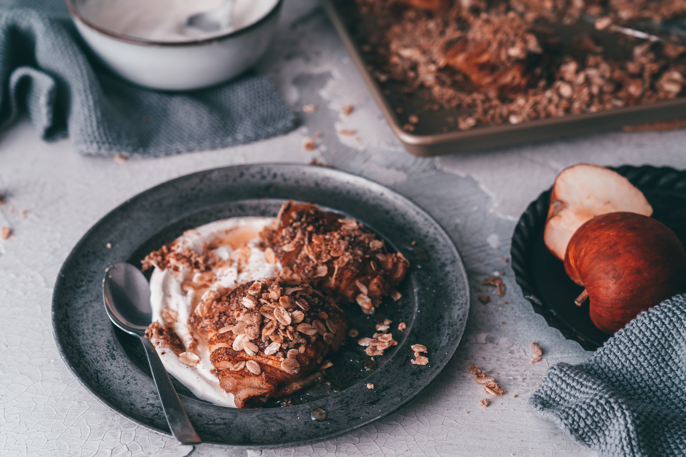 Hasselback-Apfel mit Crumble & Skyr