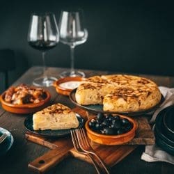 Rezept für eine spanische Tortilla. Diese Kartoffel-Tortilla darf auf keiner Tapas-Tafel fehlen! Schnell zubereitet und garantiert sau lecker.