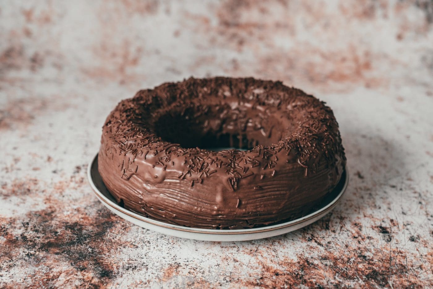 Saftiger Rum-Schokokuchen - Wie Rumkugeln in Kuchenform! 5 Rum Schokokuchen 5 | Saftiger Rührkuchen - mehr braucht es oft nicht! Ja, so ein Stück Torte ist hier und da immer etwas Feines, aber gerade so als Kuchen für Zwischendurch ist ein Rührkuchen einfach perfekt. Die Zutaten haben wir in der Regel vor Ort, die Zubereitung ist easy und fix hat man einen duftenden Kuchen auf dem Tisch stehen. Wie so oft im Leben, gilt auch hier - manchmal sind die "einfachen" Dinge die Besten. Unser Rum-Schokokuchen fällt genau in diese Kategorie. Er ist saftig, wärmend und lecker ... eben wie eine Rumkugel im Kuchenformat. Aber wie entsteht so ein Kuchenrezept bei uns? Was sind die Stolpersteine und unsere persönlichen Tipps?