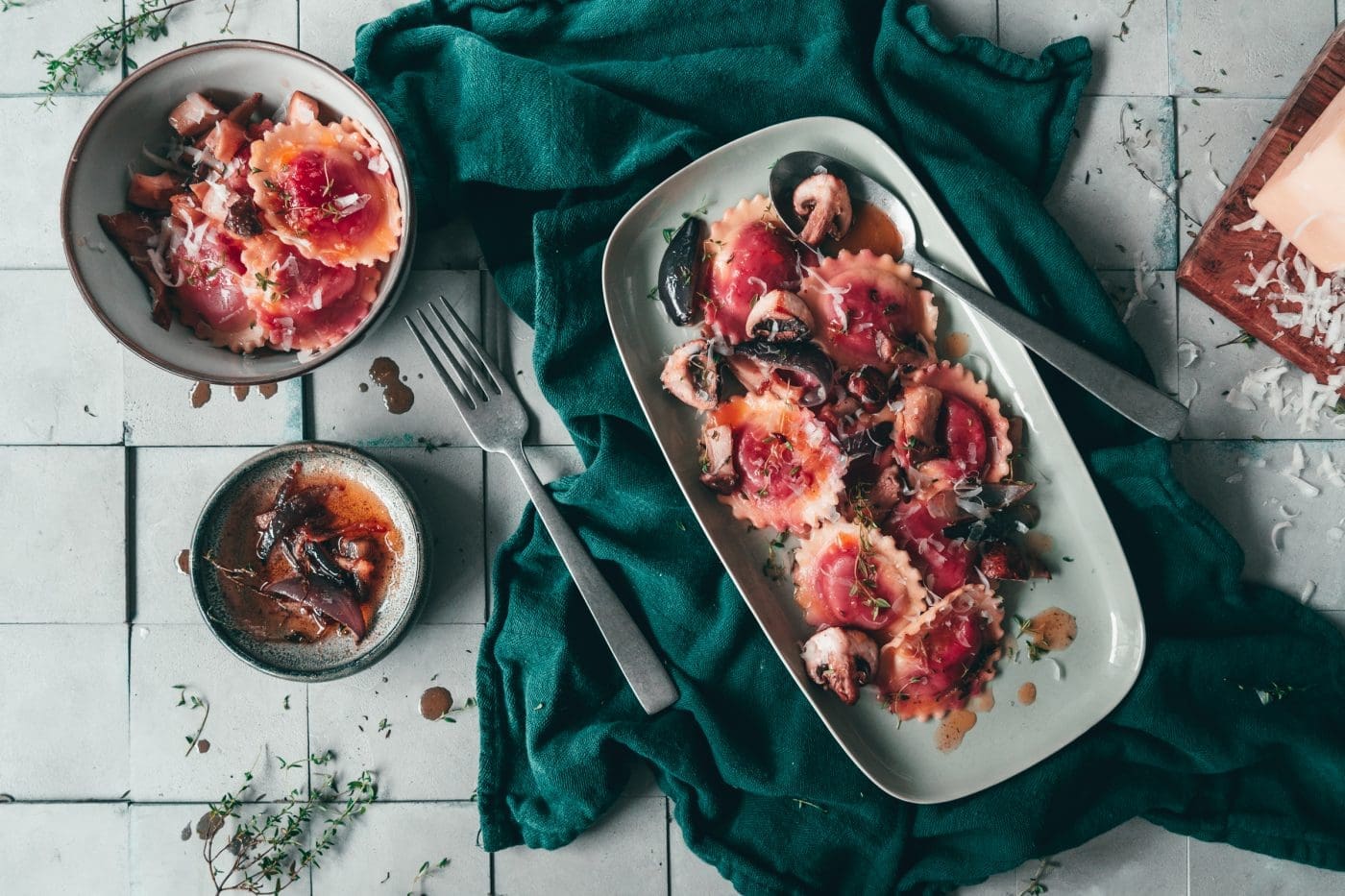 Rote-Bete-Ravioli mit Thymianbutter und Pilzen - 20-Minuten Soulfood 1 Steinhaus Ravioli thymianbutter rotebeete 9 | Unter der Woche darf das Mittagessen auch gern mal schnell auf den Tisch kommen. Das wird euch bestimmt auch so gehen. Was uns aber natürlich ganz wichtig ist, es muss einfach super lecker sein. So haben wir an einem Arbeitstag kleinen Aufwand mit der Zubereitung und dennoch ein wenig Ruhe und ein Highlight beim Genießen. Wir lieben Pasta - wir lieben Rote Bete - wir lieben schnelle Gerichte! Und aus diesen Gründen haben wir ein neues, schnelles und richtig gutes Pastagericht für uns und jetzt auch für euch zubereitet. Rote Bete Ravioli mit Thymianbutter und Pilzen - in 20 Minuten auf dem Tisch!