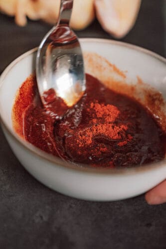 Saftig und knusprig – Oma Lores Brathähnchen Rezept aus dem Ofen 9 Brathaehnchen25 1 | Manchmal sind es die einfachen Dinge, die bleiben. Bei uns ist es Oma Lores Brathähnchen aus dem Ofen. Kein Sonntag ohne den Duft von Paprika, Raucharomen und knuspriger Haut, die im Ofen goldbraun wird. Für uns war es das Gericht, das alle zusammen an den Esstisch gebracht hat. Das Brathähnchen Rezept ist unkompliziert und gelingt immer ... versprochen!. Heute verraten wir euch, wie ihr das legendäre Brathähnchen aus unserer Familie Schritt für Schritt nachkochen könnt. Knusprig außen, saftig innen und voller grandiosem Geschmack.