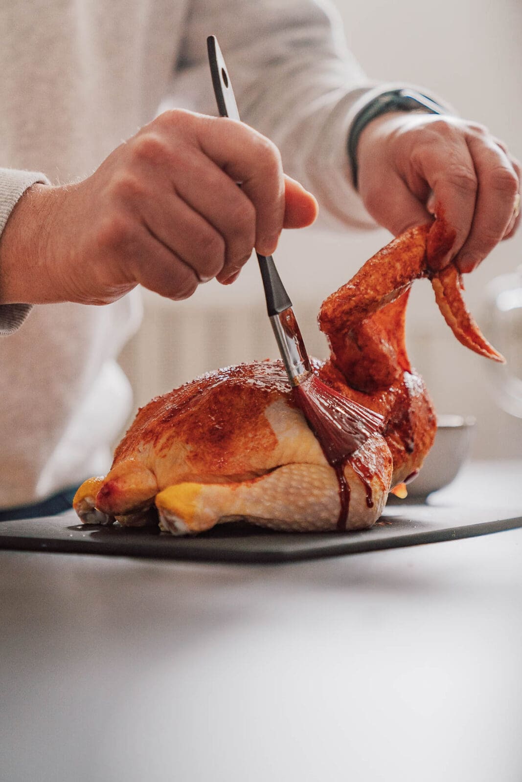 Saftig und knusprig – Oma Lores Brathähnchen Rezept aus dem Ofen 3 Brathaehnchen25 2 | Manchmal sind es die einfachen Dinge, die bleiben. Bei uns ist es Oma Lores Brathähnchen aus dem Ofen. Kein Sonntag ohne den Duft von Paprika, Raucharomen und knuspriger Haut, die im Ofen goldbraun wird. Für uns war es das Gericht, das alle zusammen an den Esstisch gebracht hat. Das Brathähnchen Rezept ist unkompliziert und gelingt immer ... versprochen!. Heute verraten wir euch, wie ihr das legendäre Brathähnchen aus unserer Familie Schritt für Schritt nachkochen könnt. Knusprig außen, saftig innen und voller grandiosem Geschmack.