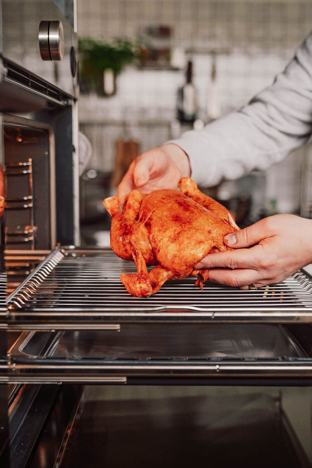 Saftig und knusprig – Oma Lores Brathähnchen Rezept aus dem Ofen 4 Brathaehnchen25 3 | Manchmal sind es die einfachen Dinge, die bleiben. Bei uns ist es Oma Lores Brathähnchen aus dem Ofen. Kein Sonntag ohne den Duft von Paprika, Raucharomen und knuspriger Haut, die im Ofen goldbraun wird. Für uns war es das Gericht, das alle zusammen an den Esstisch gebracht hat. Das Brathähnchen Rezept ist unkompliziert und gelingt immer ... versprochen!. Heute verraten wir euch, wie ihr das legendäre Brathähnchen aus unserer Familie Schritt für Schritt nachkochen könnt. Knusprig außen, saftig innen und voller grandiosem Geschmack.