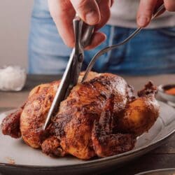 Saftig und knusprig – Oma Lores Brathähnchen Rezept aus dem Ofen 29 Brathaehnchen25 6 | Manchmal sind es die einfachen Dinge, die bleiben. Bei uns ist es Oma Lores Brathähnchen aus dem Ofen. Kein Sonntag ohne den Duft von Paprika, Raucharomen und knuspriger Haut, die im Ofen goldbraun wird. Für uns war es das Gericht, das alle zusammen an den Esstisch gebracht hat. Das Brathähnchen Rezept ist unkompliziert und gelingt immer ... versprochen!. Heute verraten wir euch, wie ihr das legendäre Brathähnchen aus unserer Familie Schritt für Schritt nachkochen könnt. Knusprig außen, saftig innen und voller grandiosem Geschmack.