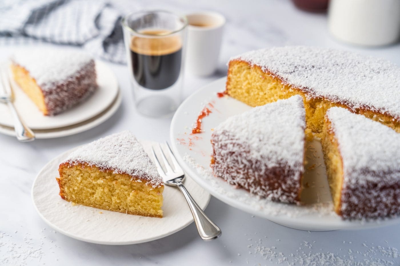 Coco Jam(boo) Cake - Einfach lecker & einfach gemacht! 1 Coco Jam bo Cake 14 | Manchmal ist einfach, einfach lecker! Wir sind Fans von schnellen und unkomplizierten Kuchenrezepten. Genau in diese Kategorie fällt unser Coco Jam(bo) Cake, denn den bekommt jeder hin und das Ergebnis ist unverschämt lecker, saftig und fruchtig. Genau wie Kuchen eben sein soll!