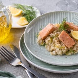 Rezept zum Confieren von Lachs mit Spitzkohl-Risotto. Wir verraten welches Rapsöl ihr nutzen solltet und warum ihr Fisch nie wieder anders essen möchtet.