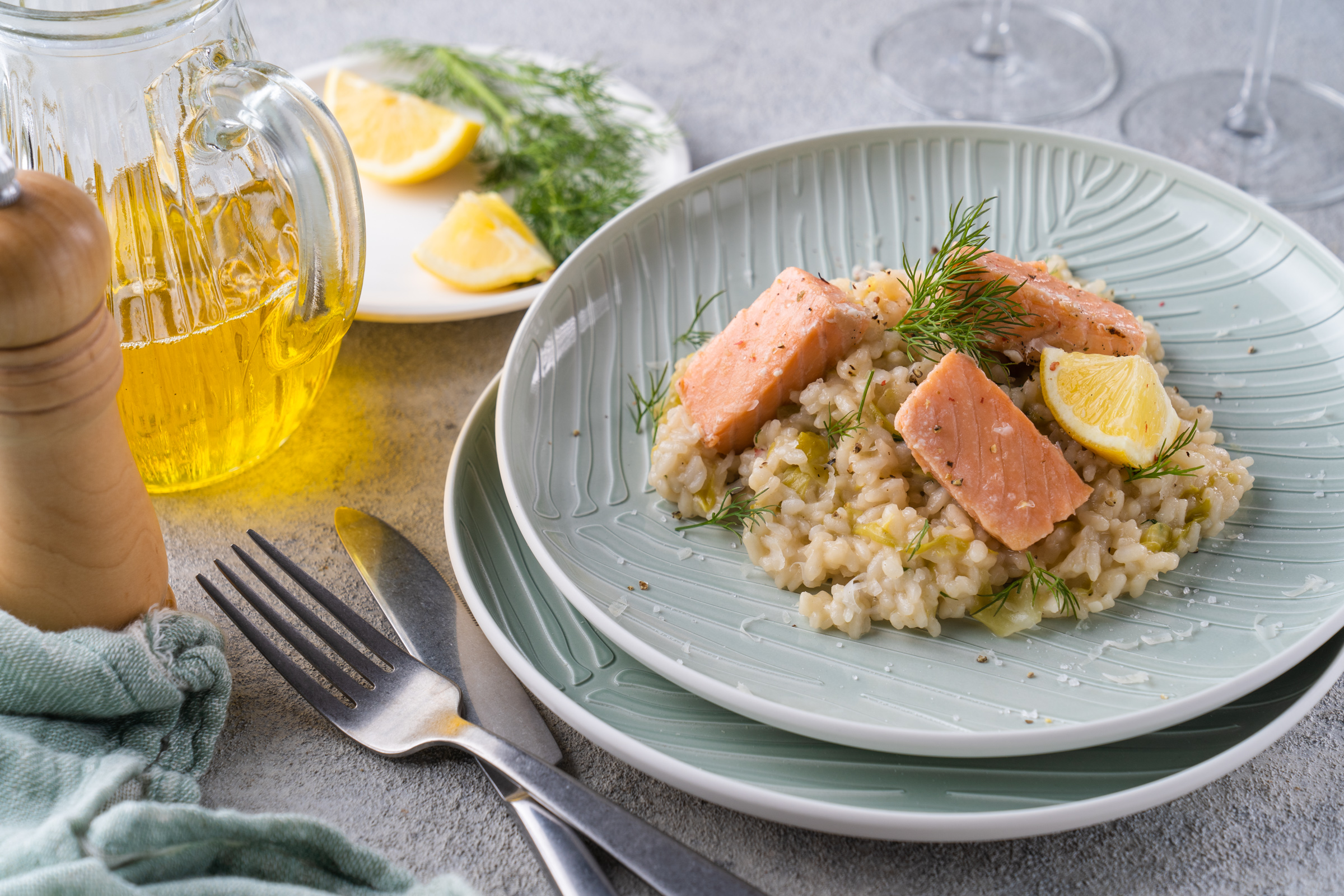 Rezept zum Confieren von Lachs mit Spitzkohl-Risotto. Wir verraten welches Rapsöl ihr nutzen solltet und warum ihr Fisch nie wieder anders essen möchtet.