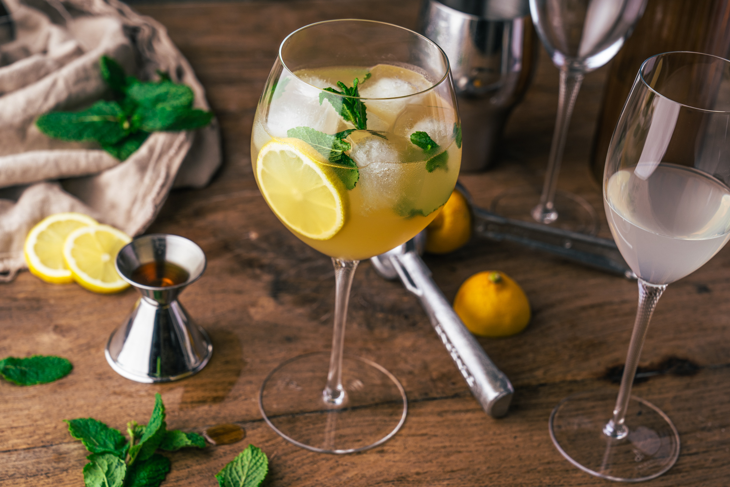 Maple Mint Fizz 8 | Wir sind bei einem leckeren Cocktail immer direkt dabei! Ein Jubiläum ist ja immer die perfekte Gelegenheit etwas ganz Besonderes zu kreieren. Und so haben wir uns kurzerhand den Maple Mint Fizz überlegt. Ein fruchtig frischer Cocktail, der mit spritzigem Ginger Beer einfach unwiderstehlich ist - damit heben wir die Gläser und gratulieren unserem Partner ZWIESEL GLAS zum Jubiläum. CHEERS!