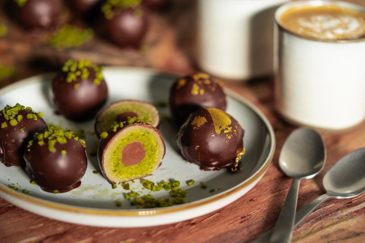 Mozartkugeln 2 | Mozartkugeln ... ich glaube da gibt es immer eine große Fangemeinde. Aber genauso spaltet unsere Lieblingspraline, denn einige mögen einfach kein Marzipan. Und ohne Marzipan gibt es auch keine Mozartkugeln. Das ist bei uns in der Familie genauso. Wir lieben alle Zutaten, die man in dieser leckeren Salzburger Praline verwendet. Nougat, Pistazien, Marzipan und natürlich Schokolade. Saschas Mama Moni isst überhaupt keinen Marzipan und somit auch keine Mozartkugeln. Glück für uns, denn so bleiben einfach mehr übrig, die wir beide genießen dürfen.