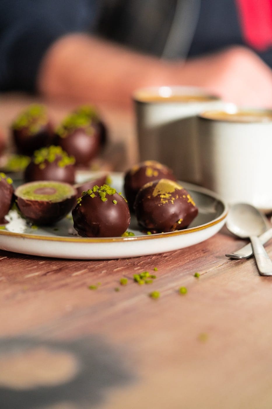 Mozartkugeln 8 | Mozartkugeln ... ich glaube da gibt es immer eine große Fangemeinde. Aber genauso spaltet unsere Lieblingspraline, denn einige mögen einfach kein Marzipan. Und ohne Marzipan gibt es auch keine Mozartkugeln. Das ist bei uns in der Familie genauso. Wir lieben alle Zutaten, die man in dieser leckeren Salzburger Praline verwendet. Nougat, Pistazien, Marzipan und natürlich Schokolade. Saschas Mama Moni isst überhaupt keinen Marzipan und somit auch keine Mozartkugeln. Glück für uns, denn so bleiben einfach mehr übrig, die wir beide genießen dürfen.