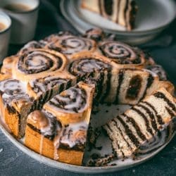 Rezept für einen saftig leckeren Schneckenkuchen mit Haselnussfüllung nach Omas Rezept. Luftige Hefeschnecken werden in einer Springform als Kuchen gebacken - musst du einfach ausprobieren!