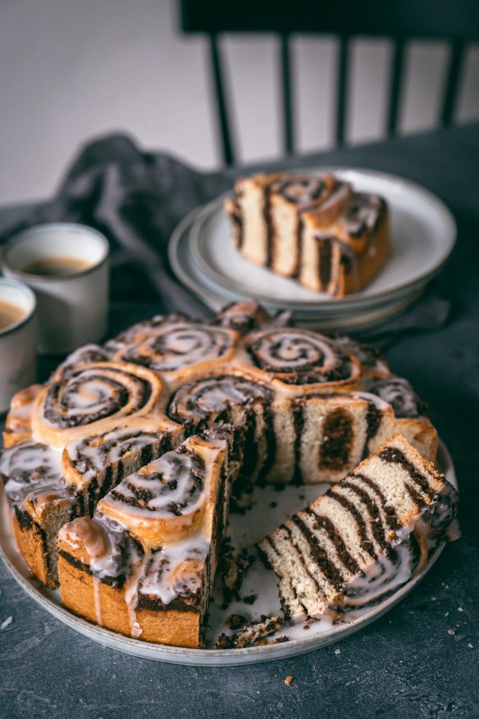 Rezept für einen saftig leckeren Schneckenkuchen mit Haselnussfüllung nach Omas Rezept. Luftige Hefeschnecken werden in einer Springform als Kuchen gebacken - musst du einfach ausprobieren!