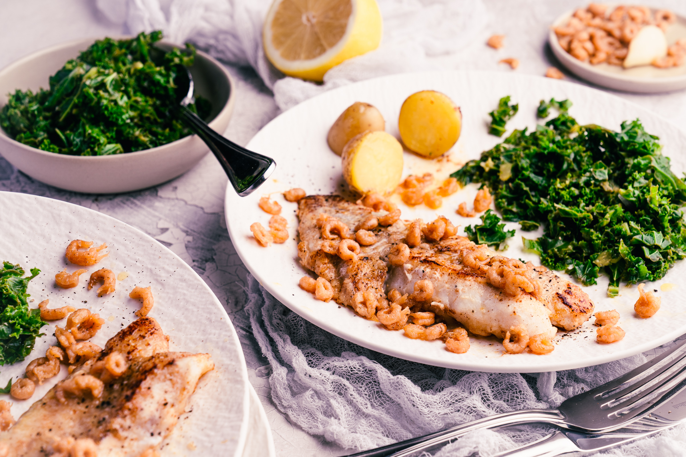 Fisch mit Shrimp-Butter & Grünkohlsalat – Homeoffice Power-Lunch