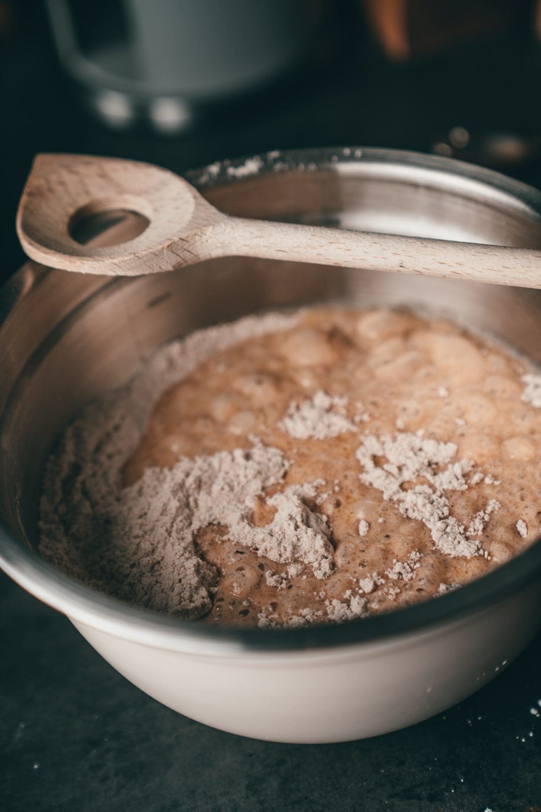 Teig für Zimt-Zucker-Muffins wird in einer Schüssel mit dem Rührlöffel verrührt