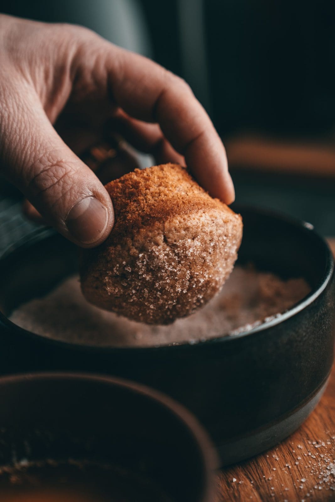 Muffin wird in Zimtzucker gewälzt