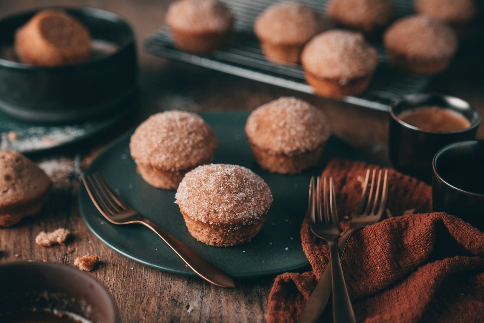 Zimt Zucker Muffins 15 | Zimt-Zucker ... für mich eine unschlagbare Kombination. Ein Crêpe mit Zimt & Zucker ist in den Wintermonaten Pflichtprogramm! Schon seit einigen Jahren ist Zimt für uns aber ein Gewürz, das uns ganzjährig begleitet - Zimt ist viel zu lecker, um ihn nur in der Weihnachtszeit zu feiern. Warum also nicht den Geschmack von Zimt & Zucker mit einem Muffin kombinieren?! Der ist super einfach und schnell gebacken und mit seiner süßen Oberseite ein absolutes Highlight. Meet our Zimt-Zucker Muffin - ihr werdet ihn lieben!