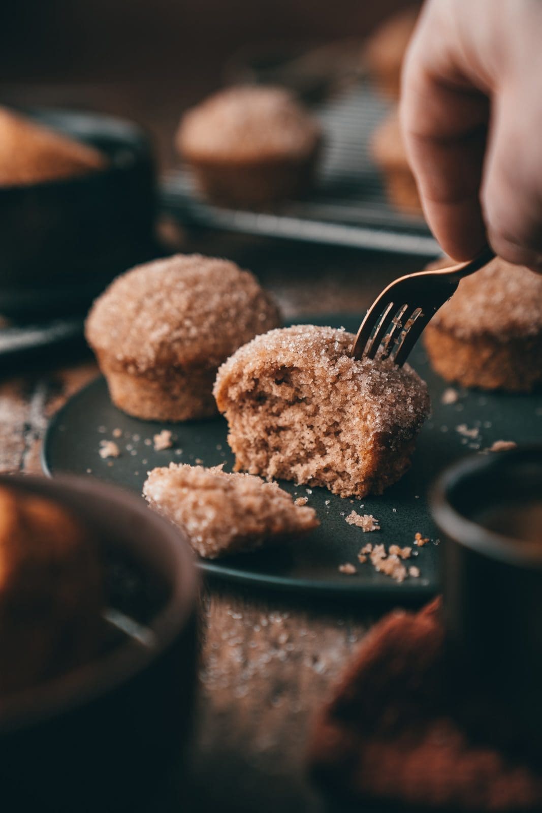 Angebrochener Zimt-Zucker-Muffin mit Gabel auf einem Teller