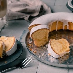 Rezept für Buttermilchkuchen. Schneller Rührkuchen ohne Backpulver.