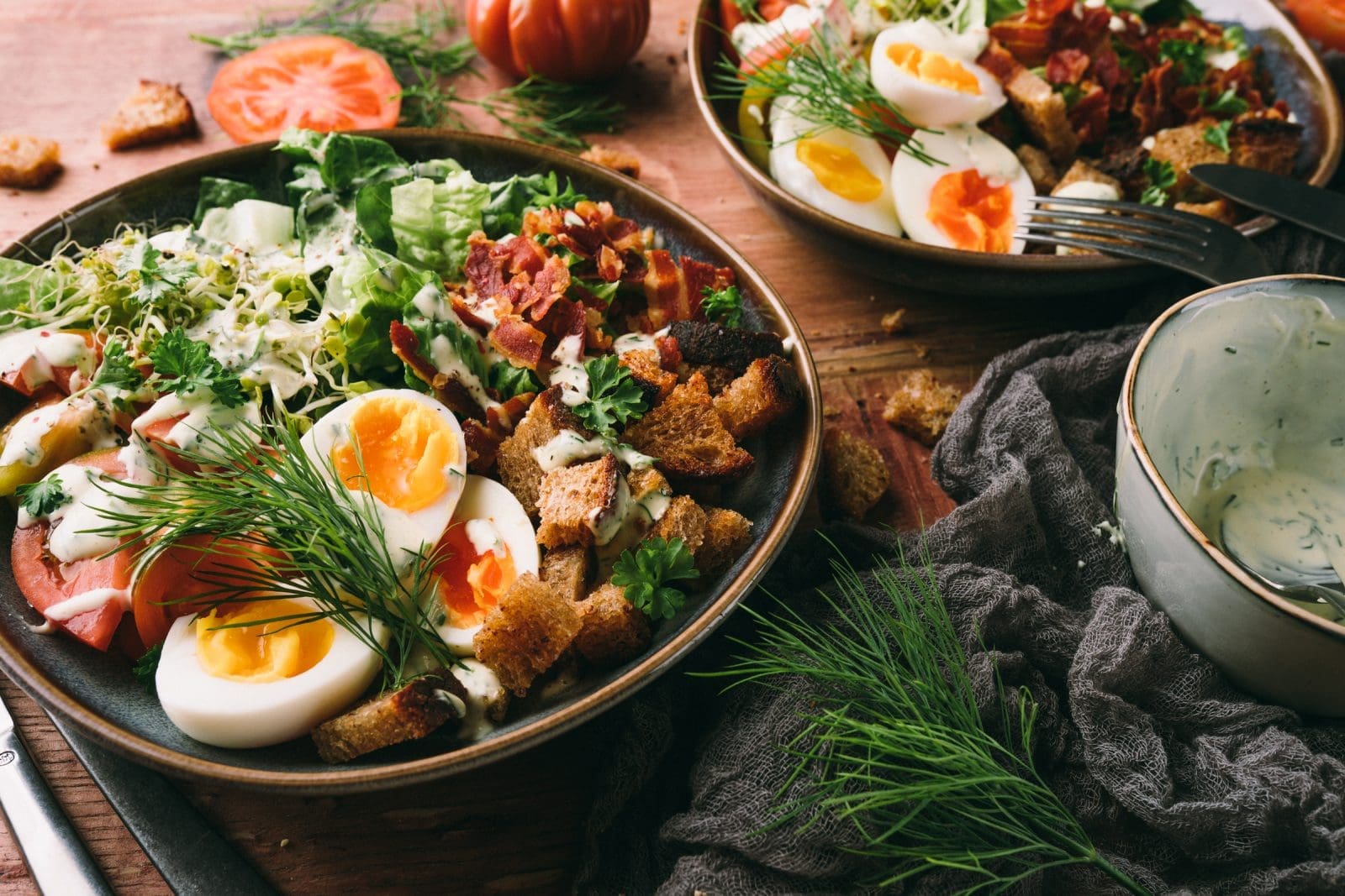Breakfast Salad Bowl 14 | Dass wir beide total Frühstücksfans sind wissen die meisten von euch, vor allem Sonntags zelebrieren wir das total. Auch ein amerikanisch/englisches Frühstück mit Bacon, Tomaten, Toast und Ei ist da keine Ausnahme in unserer Frühstücksparade - das könnten wir eigentlich zu jeder Tageszeit futtern. All-Day-Breakfast ist auf jeden Fall voll unser Ding, also haben wir jetzt ein Frühstück zur Mittagspause kreiert. Unsere Breakfast Salad Bowl. Und die ist auch noch "Fix auf dem Tisch"!