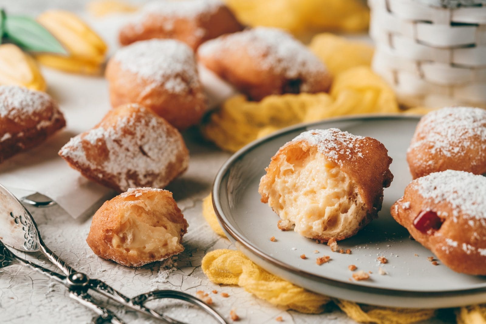 Eierlikörkrapfen - oder auch Amelettchen zu Ostern 2 Eierlikoer Krapfen 16 | Eierlikör-Krapfen ... wer kennt sie nicht?! Wer liebt sie nicht?! Wer backt sie nicht?! Wenn ihr eine von diesen Fragen für euch mit Nein beantwortet habt, dann kommt ihr um unser Rezept einfach nicht herum. Denn spätestens, wenn ihr sie das erste Mal gebacken habt, dann werdet ihr sie kennen, lieben und immer wieder backen. Und zu welche Zeit im Jahr passen sie einfach besser, als in die Osterzeit. Daher noch ganz schnell vor den Feiertagen unser Rezept für unsere Eierlikör-Krapfen.