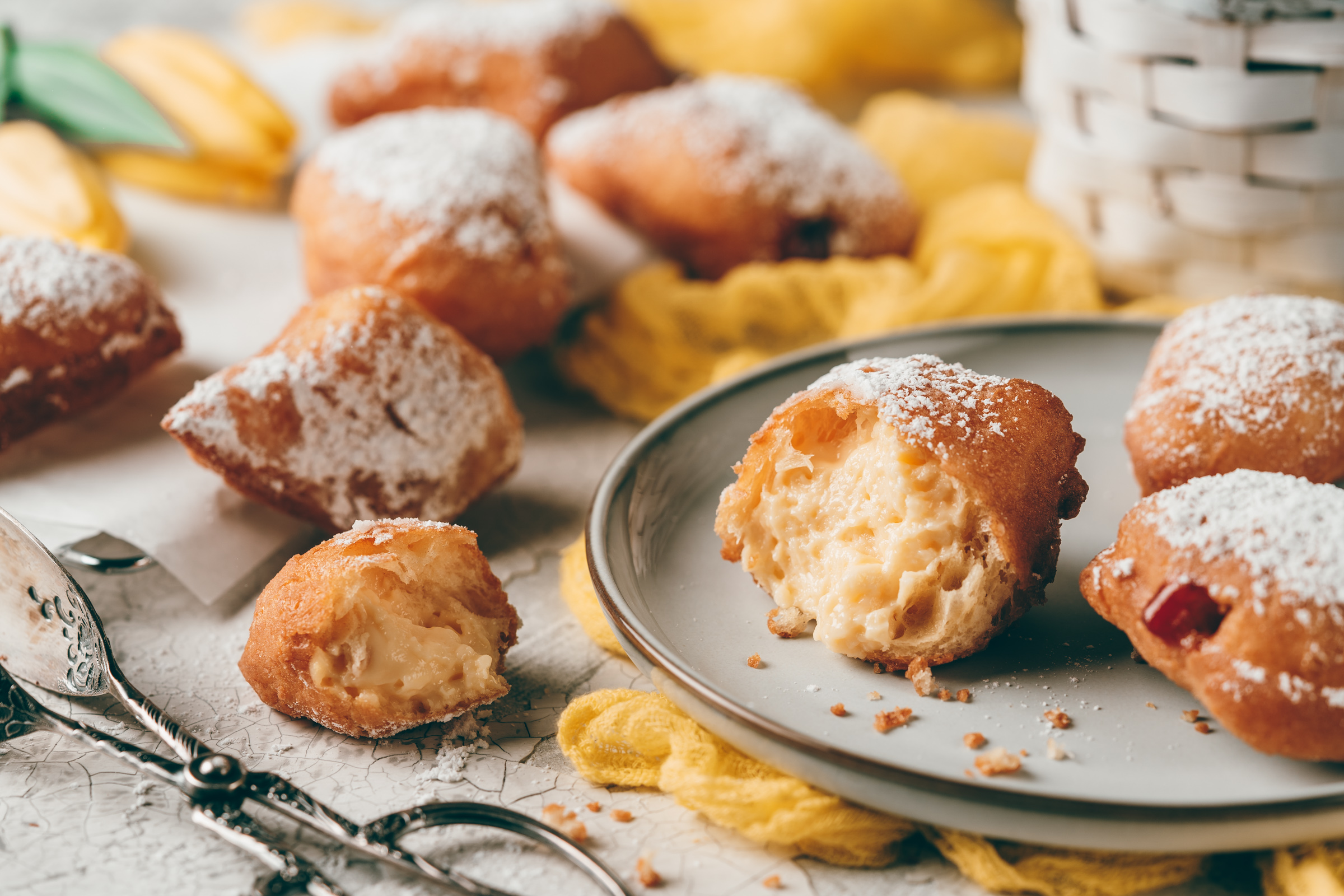 Eierlikoer Krapfen 16 | Eierlikör-Krapfen ... wer kennt sie nicht?! Wer liebt sie nicht?! Wer backt sie nicht?! Wenn ihr eine von diesen Fragen für euch mit Nein beantwortet habt, dann kommt ihr um unser Rezept einfach nicht herum. Denn spätestens, wenn ihr sie das erste Mal gebacken habt, dann werdet ihr sie kennen, lieben und immer wieder backen. Und zu welche Zeit im Jahr passen sie einfach besser, als in die Osterzeit. Daher noch ganz schnell vor den Feiertagen unser Rezept für unsere Eierlikör-Krapfen.