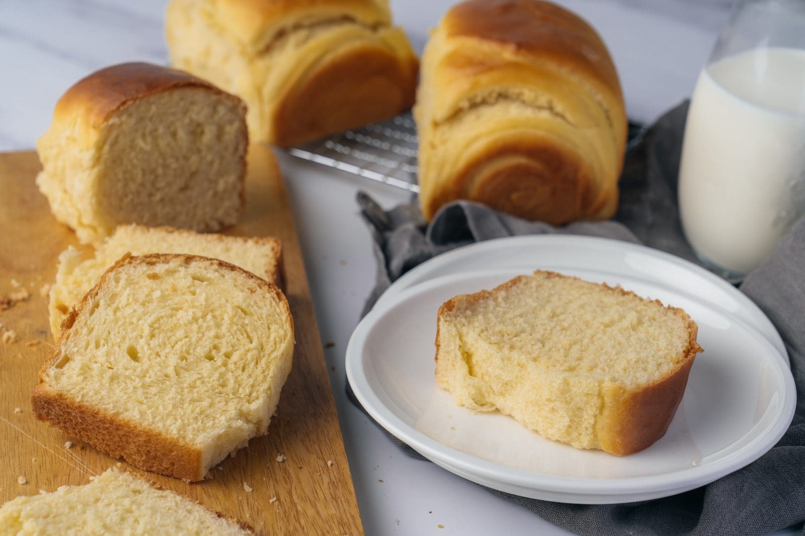 Milchbrot Kenwood 55 | Bei mir geht eigentlich kein üppiges Frühstück ohne Milchbrot bzw. -brötchen. In meiner Heimat bekommt man sie in der Regel als Einback und seit Kindertagen liebe ich sie über alles. Nach gefühlten Ewigkeiten haben wir endlich auch ein Rezept dafür und das Besondere ist der typische Vorteig, genannt Thangzong. Da er bei einer speziellen Temperatur zubereitet werden muss, klingt es erstmal etwas abschreckend - mit der Kenwood Cooking Chef XL aber gar kein Problem!