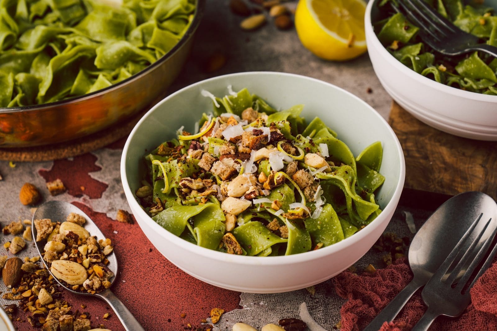 Rezept für grüne Bandnudeln in Zitronenbutter mit Nuss-Brot-Crunch. Vegetarisch, lecker und schnell zubereitet. Perfekt für ein unkompliziertes Lunch.