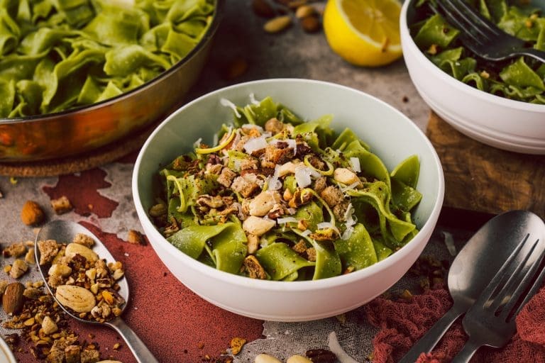 Rezept für grüne Bandnudeln in Zitronenbutter mit Nuss-Brot-Crunch. Vegetarisch, lecker und schnell zubereitet. Perfekt für ein unkompliziertes Lunch.