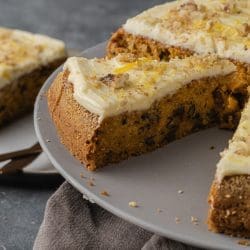 Rezept für einen super saftigen Karottenkuchen. Ganz ohne Haselnüsse mit tollen Fruchtaromen von Zitrone & Rosinen. Die Walnuss sorgt für den nötigen Biss.