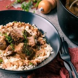 Rezept für Sauerbratengulasch vom Eifelrind. Die besten Soulfood-Gerichte aus der Kindheit in einem vereint. Gulasch und Sauerbarten. Einfach perfekt.