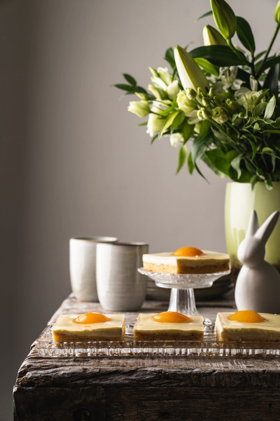 Rezept für den Osterklassiker vom Blech - Spiegeikuchen ist super einfach und schnell gebacken. Der Hingucker auf der Kuchentafel, garantiert!