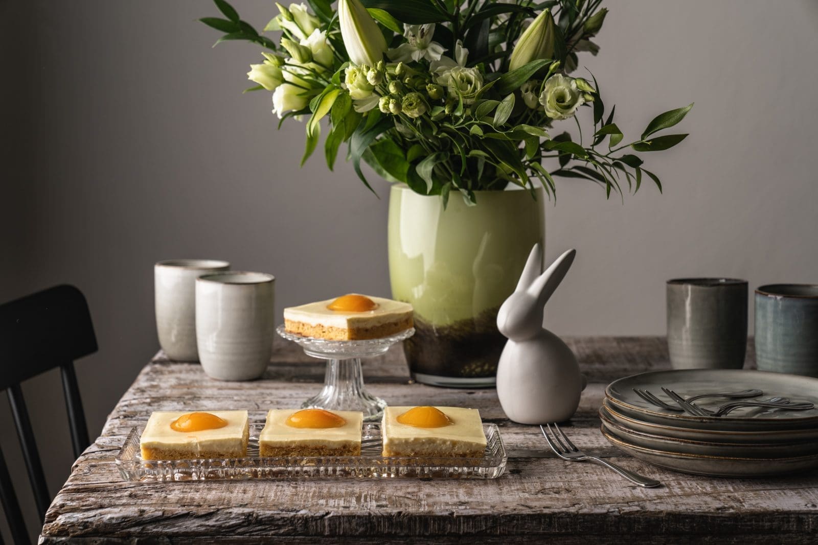 Rezept für den Osterklassiker vom Blech - Spiegeikuchen ist super einfach und schnell gebacken. Der Hingucker auf der Kuchentafel, garantiert!