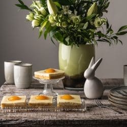 Rezept für den Osterklassiker vom Blech - Spiegeikuchen ist super einfach und schnell gebacken. Der Hingucker auf der Kuchentafel, garantiert!