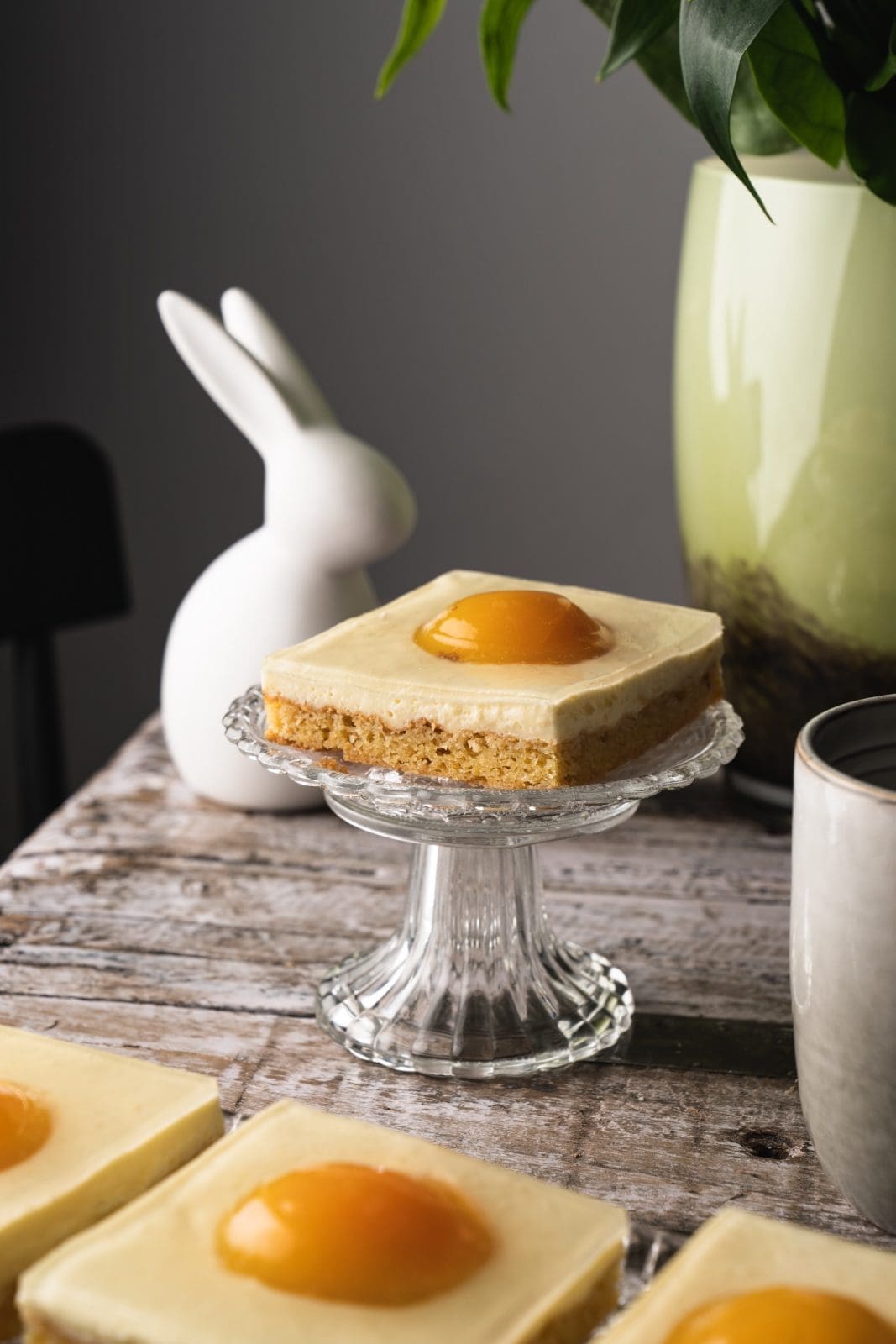 Rezept für den Osterklassiker vom Blech - Spiegeikuchen ist super einfach und schnell gebacken. Der Hingucker auf der Kuchentafel, garantiert!