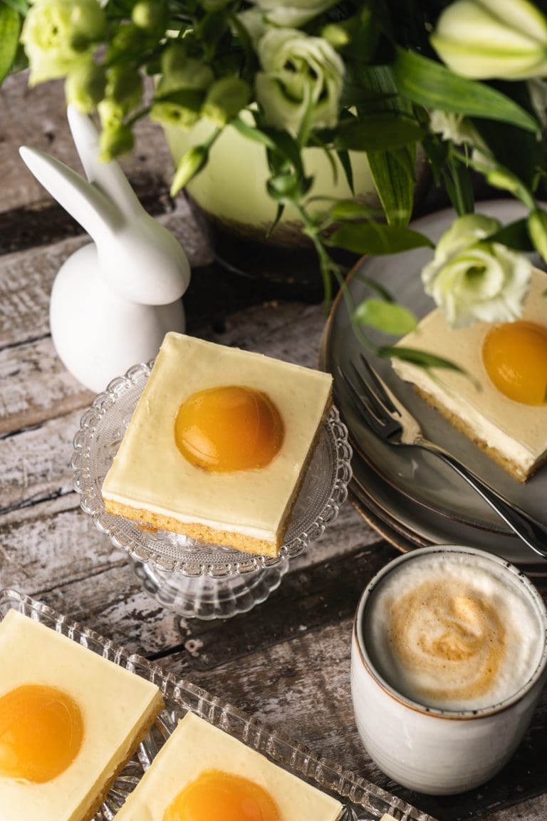 Spiegeleikuchen vom Blech, einfacher Klassiker mit Aprikosen