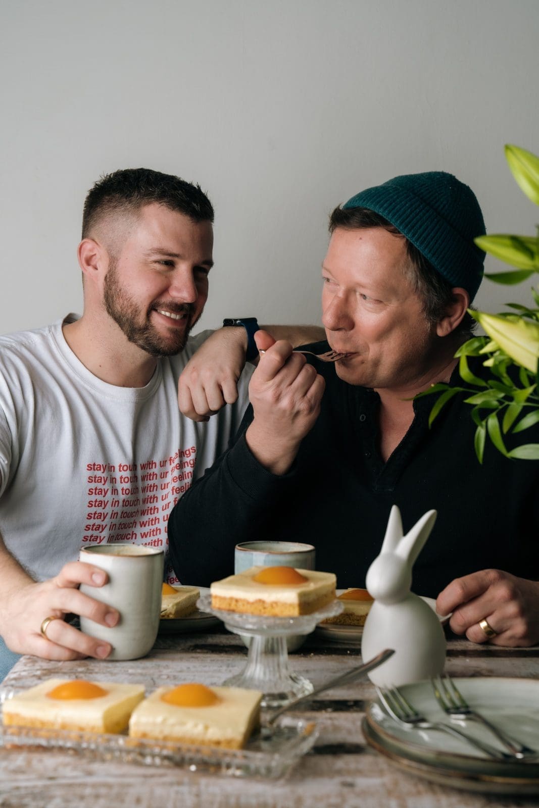 Rezept für den Osterklassiker vom Blech - Spiegeikuchen ist super einfach und schnell gebacken. Der Hingucker auf der Kuchentafel, garantiert!