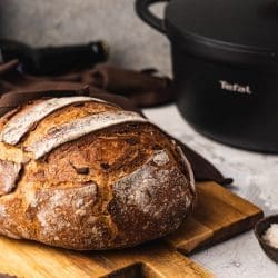 Rezept für ein einfaches Topfbrot. Mit gerösteten Zwiebeln & Speck bekommt es richtig viel Geschmack und ist zudem noch super easy zubereitet.