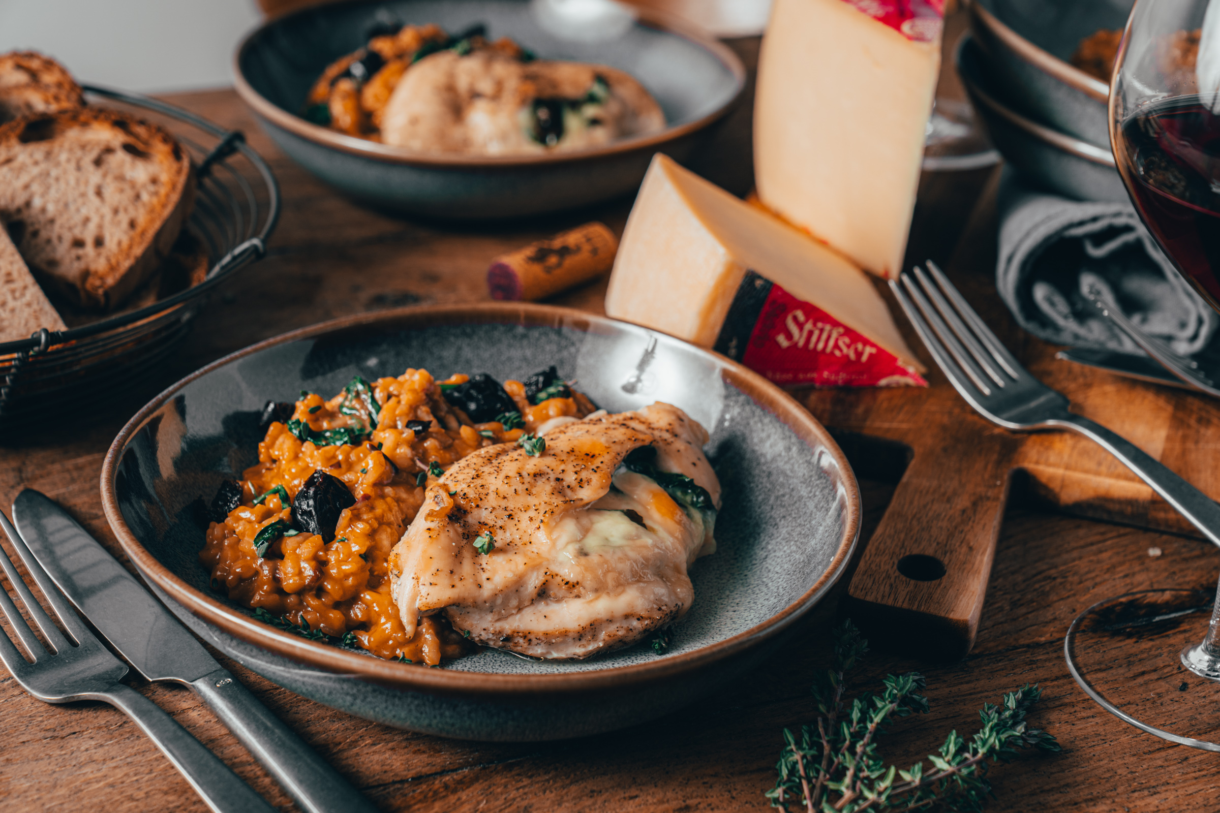 Alm-Hähnchen gefüllt mit Stilfser g.U. Käse und Dörrpflaumen-Risotto