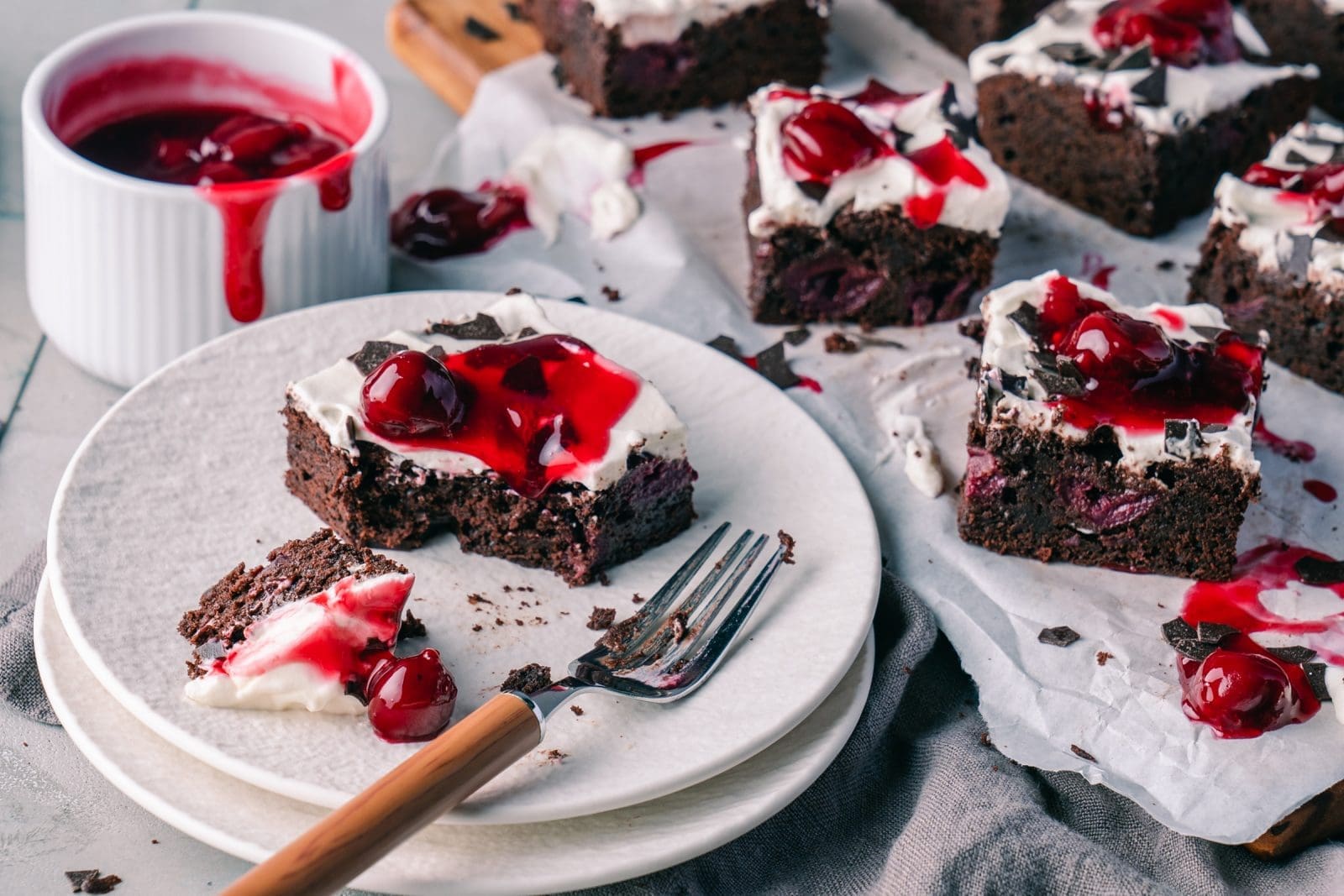 Black Forrest Brownie 15 | Hast du schon einmal Brownies gegessen, die so grandios saftig waren, dass sie auf der Zunge zerschmolzen sind – und dabei auch noch "gesund"? Das Geheimnis liegt in einer Zutat, die du vielleicht nicht erwartest: Zucchini! Sie macht diese Brownies nicht nur unwiderstehlich feucht, sondern ist auch perfekt für alle, die auf tierische Produkte verzichten möchten. Egal, ob du vegan lebst, dich gesünder ernähren willst oder einfach Lust auf ein schokoladiges Dessert hast – vegane Zucchini Brownies werden euch garantiert begeistern!