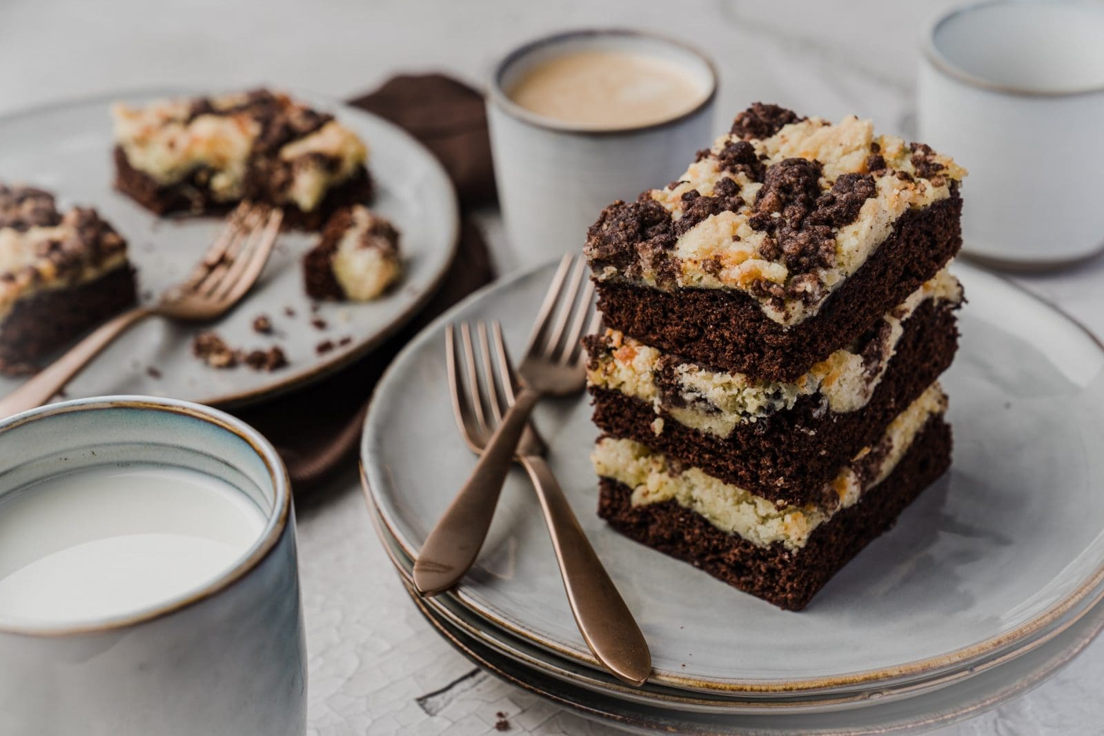 Marmor-Streuselkuchen mit Mascarpone 3 Marmor Streuselkuchen 9 | Kennt ihr das auch?! Ihr habt totale Lust auf etwas Süßes. Auf ein Stück Kuchen oder ein leckeres Teilchen. Aber ihr habt gar nichts da. Und der Bäcker hat auch schon geschlossen. Daher müssen wir entweder vorsorgen oder uns etwas selber backen. Selberbacken! Genau das war am vorletzten Wochenende dann auch bei uns die kurz entschlossene Variante, dabei wollten wir mit Zutaten arbeiten, die wir eh da haben. Heraus gekommen ist ein Marmor-Streuselkuchen mit Mascarpone.