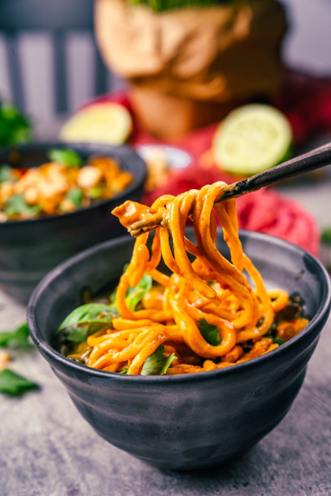 Asiatische Nudel-Bowl für die schnelle Feierabendküche 3 Cremige asiatische Nudel-Bowl mit Hähnchen, Kokosmilch und Erdnusssauce