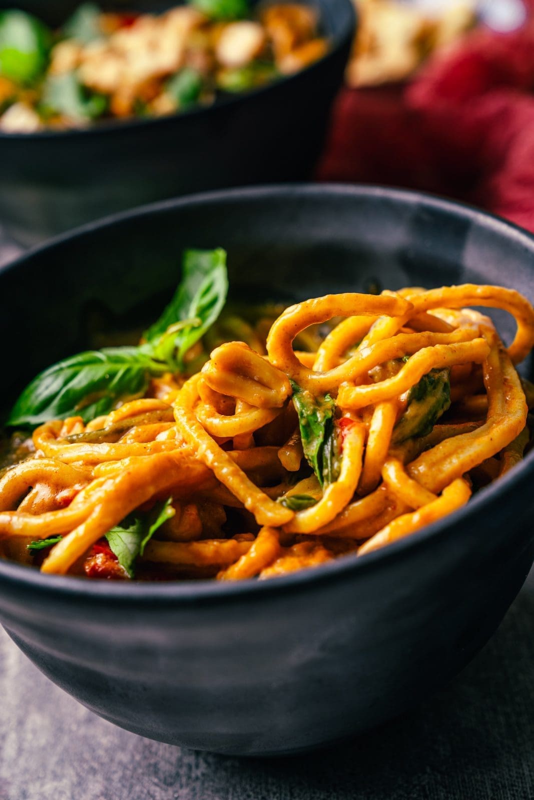 Asiatische Nudel-Bowl für die schnelle Feierabendküche 2 Cremige asiatische Nudel-Bowl mit Hähnchen, Kokosmilch und Erdnusssauce