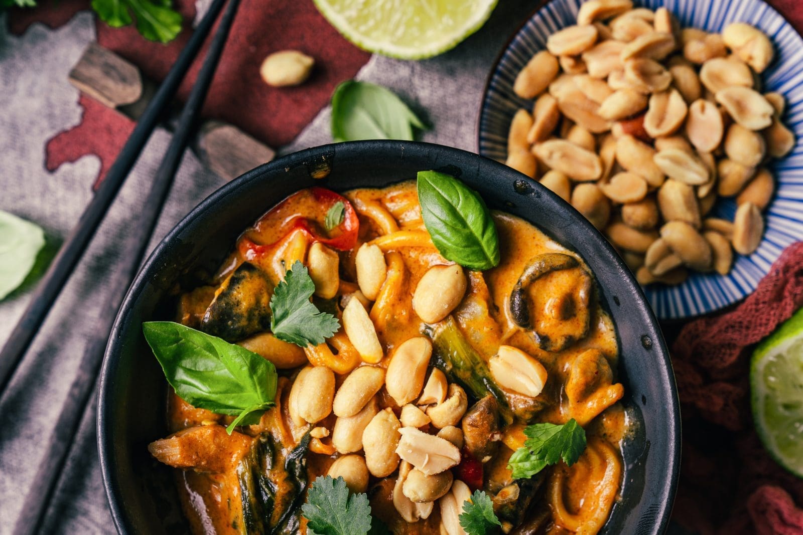 Asiatische Nudel-Bowl für die schnelle Feierabendküche 5 Cremige asiatische Nudel-Bowl mit Hähnchen, Kokosmilch und Erdnusssauce