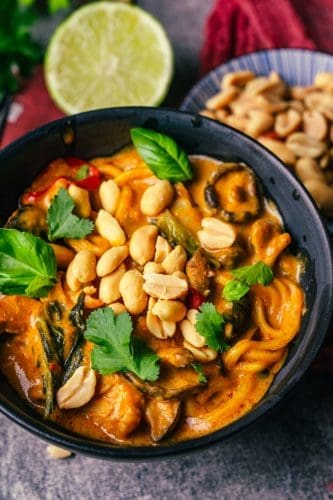 Cremige asiatische Nudel-Bowl mit Hähnchen, Kokosmilch und Erdnusssauce