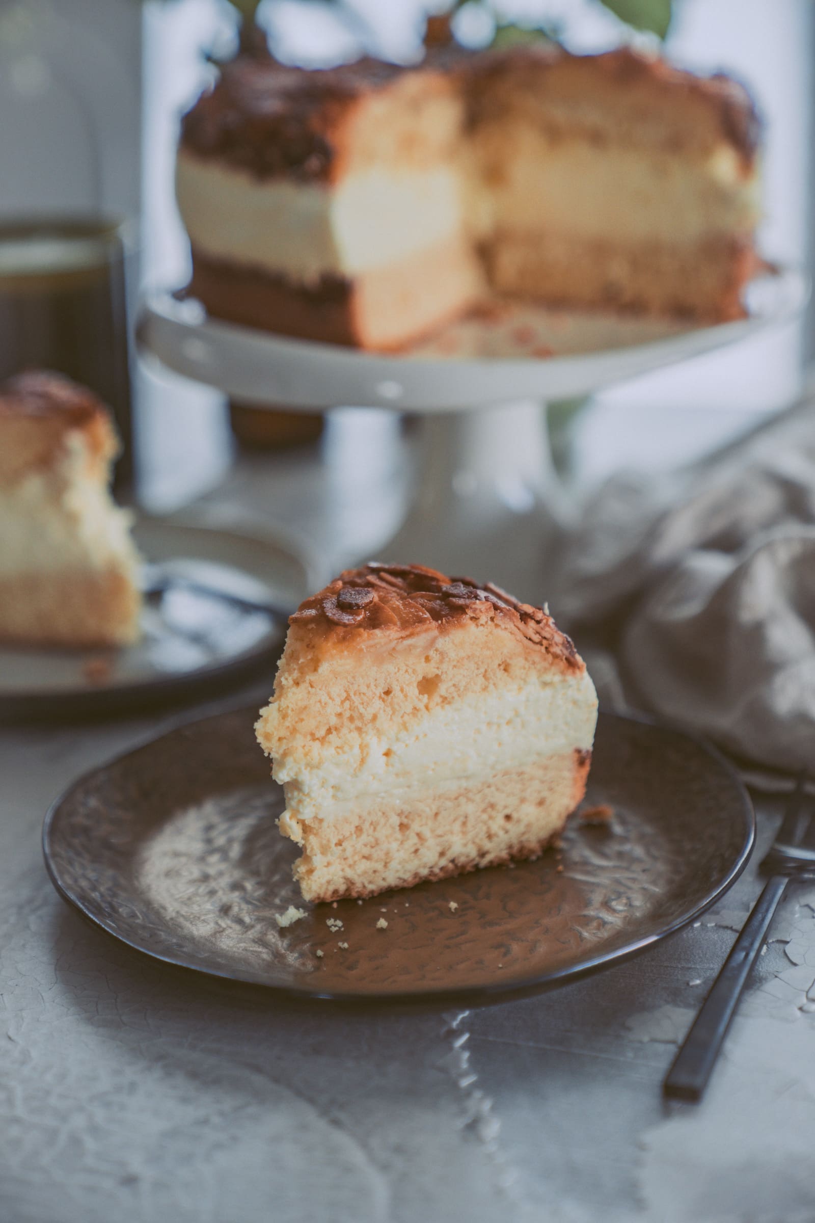 Bienenstich alt 1 | Es gibt einen Klassiker, der schon so lange überfällig auf unserem Blog ist! Ihr kennt uns, die großen Torten- und Kuchenklassiker sind total unser Ding und ihr findet auch etliche Rezepte dazu bei uns. Jetzt neu im Programm - der Bienenstich. Wir beide lieben diesen genialen Kuchen mit seiner verführerischen Puddingcreme ... ich meine Pudding(!), wer würde ihn nicht lieben?! An diesem Rezept haben wir etwas länger getüftelt, denn wir wollten unseren "perfekten" Bienenstich für euch kreieren. Spoiler-Alert - genau das ist er geworden!